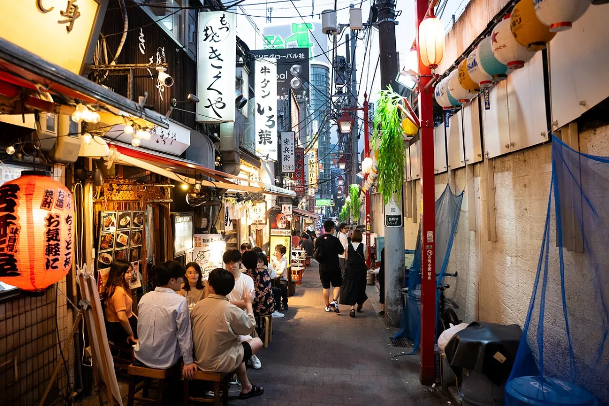 Lantern-lit alley of izakaya at dusk in Omoide Yokocho, Shinjuku, Tokyo